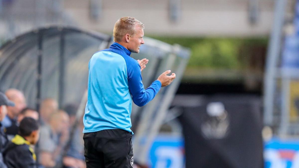Oxford manager Liam Manning 